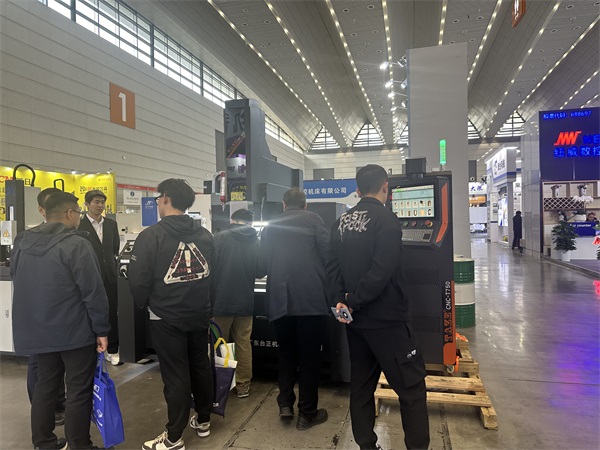 臺正鏡面火花機亮相2024中部（鄭州）裝備制造業(yè)博覽會