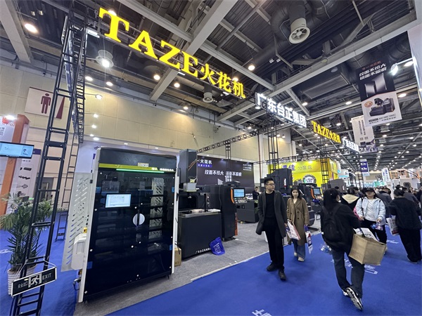臺(tái)正鏡面放電加工機(jī)亮相2024 SME蘇州國際機(jī)床展