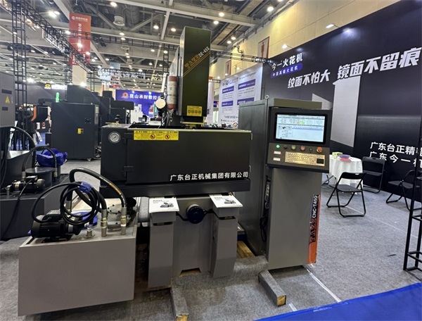 臺(tái)正鏡面放電加工機(jī)亮相2024 SME蘇州國際機(jī)床展